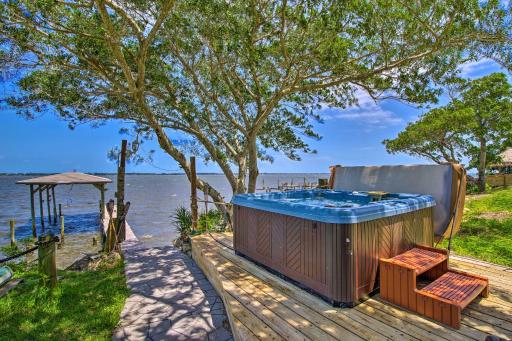 Tropical  Screened Porch and Water View! - Housity