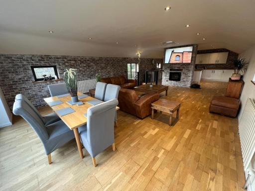 Modern upside down property with hot tub - Housity