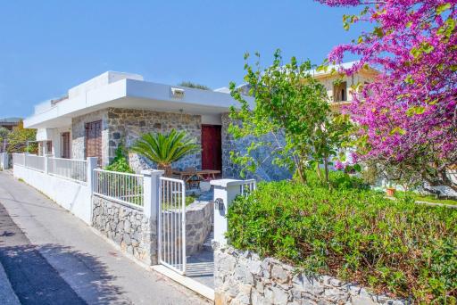 The Kokkini Beach Retreat - Housity