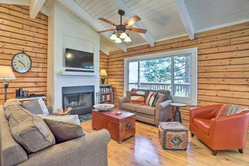 California Cabin 1 Mi to Lake Gregory - Housity