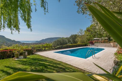 Beautiful villa with private garden and pool - Housity