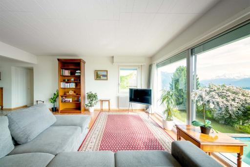 Rooms in Splendid Apartment with Parking-Stunning Lake View - Housity