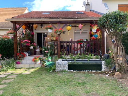 Joyeuse villa de 2 chambres avec jardin fleuri - Housity