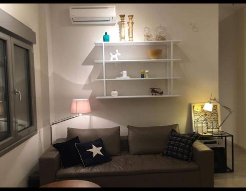 Nikaia Metro House - Housity