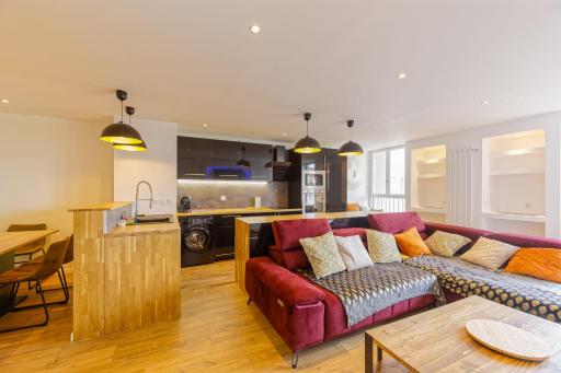 Gascon's Edge Bayonne Standing TV Vue dégagée - Housity