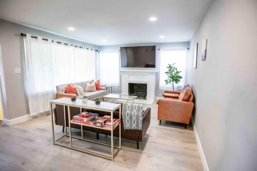 Sunny Spacious Home Retreat with FREE Netflix/Wi-Fi/Parking - Housity