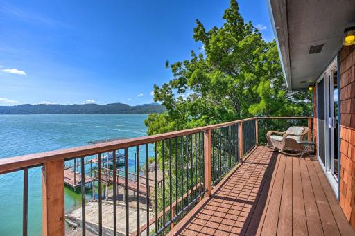 Stunning CA Getaway on the Shores of Clear Lake! - Housity