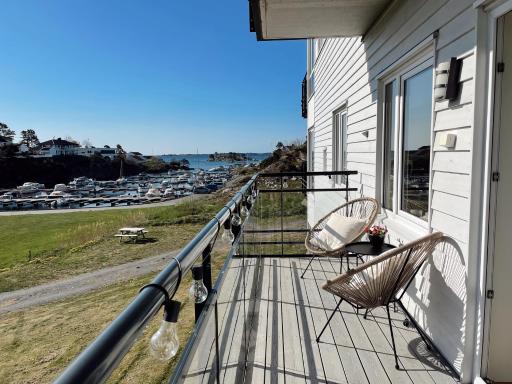 Koselig leilighet med balkong og sjøutsikt. - Housity