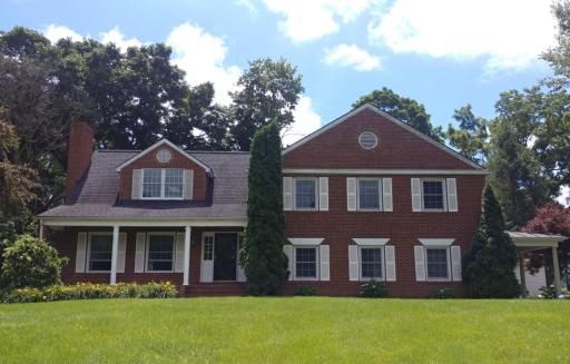 Riverfront Mountain View Haven - Housity