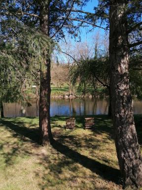La CABANE AUX ECREVISSES - LES PIEDS DANS L'EAU - Housity