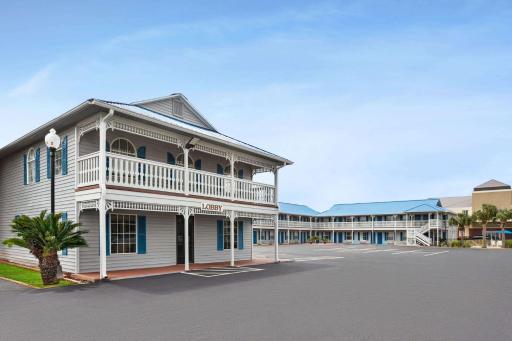 Super 8 by Wyndham Foley - Housity