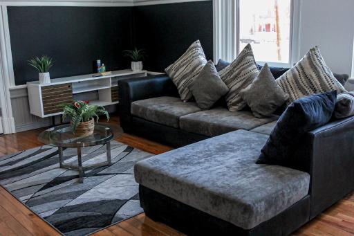 A Luxurious 5 star Location 2 QUEEN Bed’s TROY - Housity