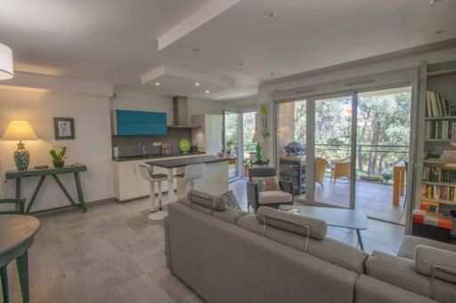 Beautiful 78m With 2 Balconies In Saint Raphaël - Housity