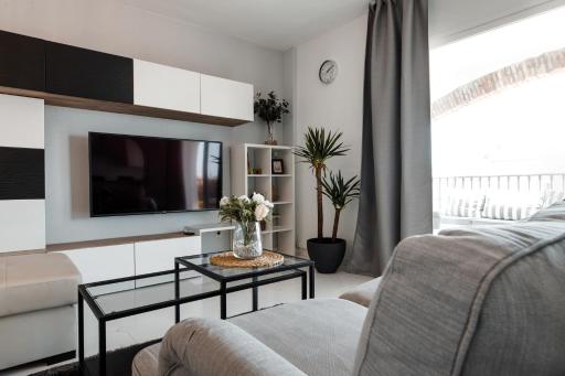 Spacious 2-bedroom apartment with free parking - Housity