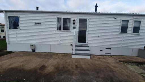 Flosh Caravan, Manor House Park - Housity