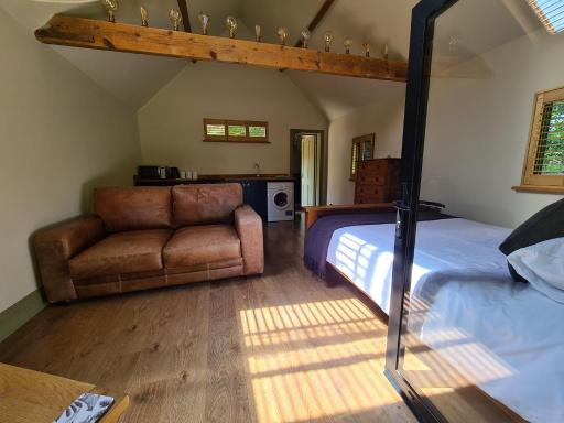 Gatwick hideout - Housity