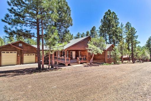 Modern Show Low Cabin Retreat with Deck and Grill - Housity