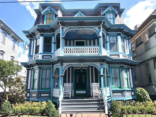 Victorian Manor with heated Saltwater Pool on Jackson Street 300ft To Beach Sleeps 18 - Housity