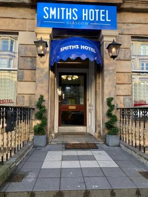 Smiths Hotel - Housity