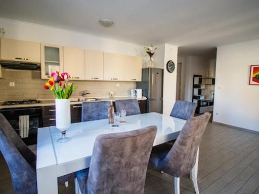 Apartment Bourbon + garage - Housity