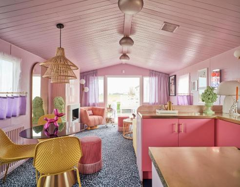 Fun Barbie Inspired, 6 Berth Caravan - Camber Sands Holiday Park, near the Beach - Housity