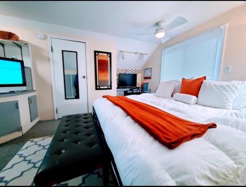 The Joslyn Chateau, a tri-level home that sleeps 8 with a king master - Housity