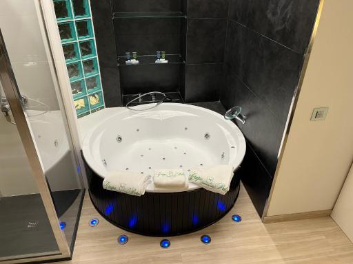 Black and White Suitte 