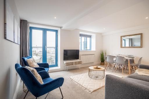 Elegant Fresh Spacious Two Bed Apartment - Juliet Balcony - Sea, Marina, Harbour Views, English Riviera Clock Tower - Housity