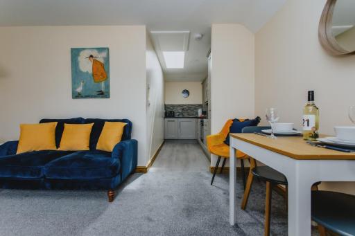 Spacious 2nd Floor Apartment - King Size Bed & Free Parking - Housity