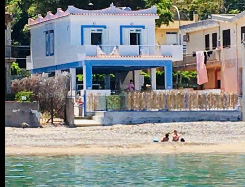 Villa GLORIA intero alloggio sulla spiaggia 8 posti letto 15 minuti da Palermo e 35 da Cefalu - Housity