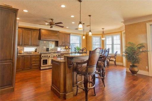Large Mediterranean Oasis - Water Views & Pool - Housity