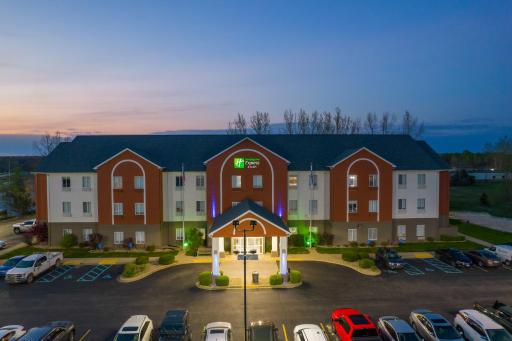 Holiday Inn Express Hotel & Suites Bedford by IHG - Housity