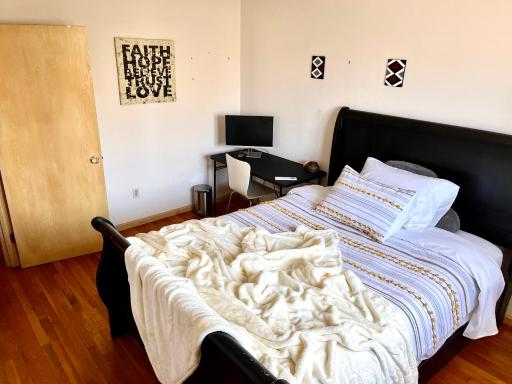 Cheerful, sun-kissed room with workstation - Housity