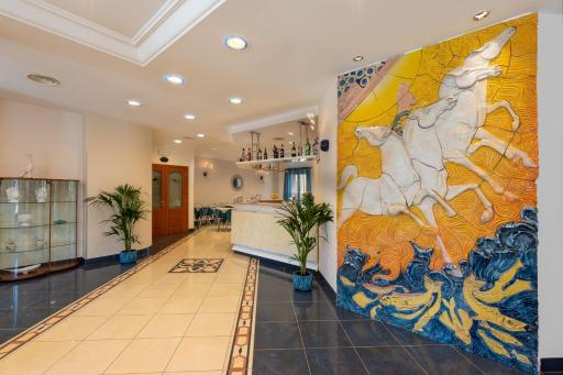 Helios Hotel - Housity