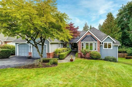 Luxury, modern, Bright villa w/deck, back yard, fire pit - Housity