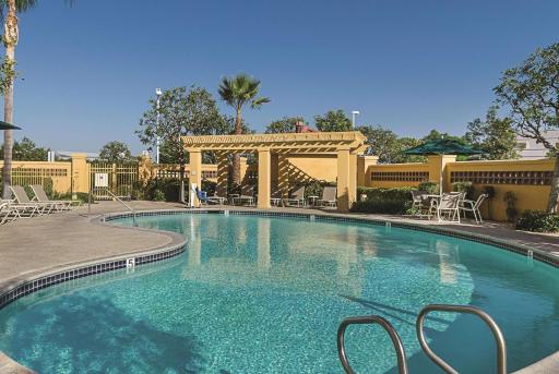 La Quinta Inn & Suites by Wyndham Ontario Airport - Hizvo