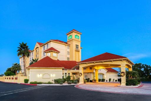 La Quinta Inn & Suites by Wyndham Mesa Superstition Springs - Housity
