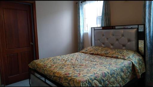 Hermosa casa vacacional con vista a la montaña - Housity