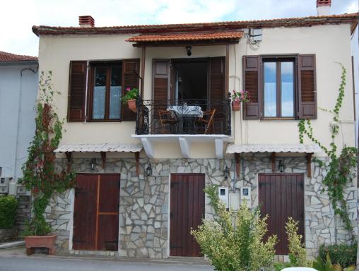 Paris & Eleni - Housity