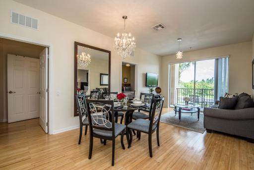 Luxurious Condo w Modern Design, near Disney - Housity