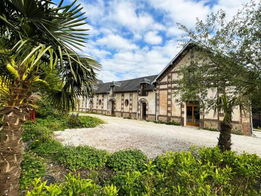Maison atypique dans parc au cœur de Thiberville - Housity