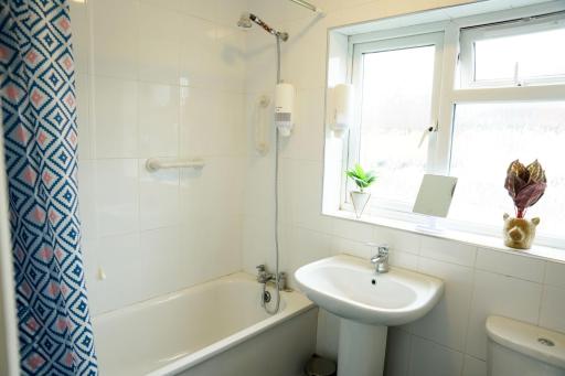 10BH Dreams Unlimited- Budget Heathrow Long stay Apartment with FREE PARKING - Housity