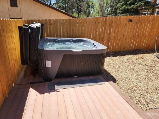 Delightful 1 Bedroom Camper with Outdoor Hot Tub - Housity