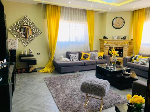 Laura’s Modern Villa - Housity