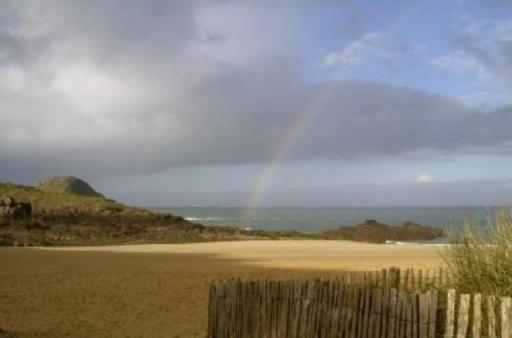 Maison avec jardin et plage de sable fin accessible à pied à 300m - Housity