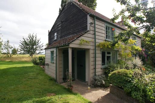 Cozy cottage overlooking fields, Upwell - Housity