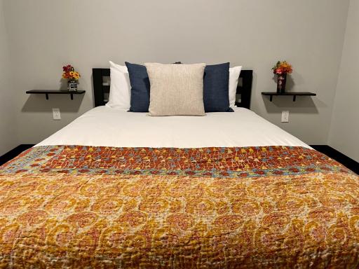 Queen room in boutique hotel with pool and patio - Housity