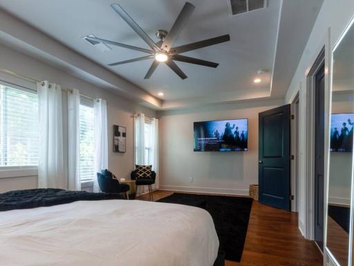 Five75Lux ATL King Bed & Game Room Downtown - Housity