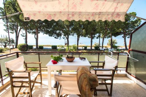 Melina Beachfront Apartment - Housity