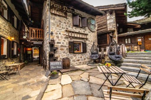 Hotel Petit Dahu - Chambres et Restaurant - Housity